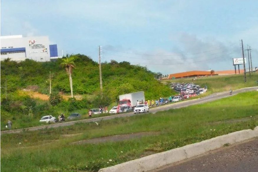 Engavetamento deixa trecho da BR-230 interditado nas proximidades do Hospital Metropolitano, em Santa Rita