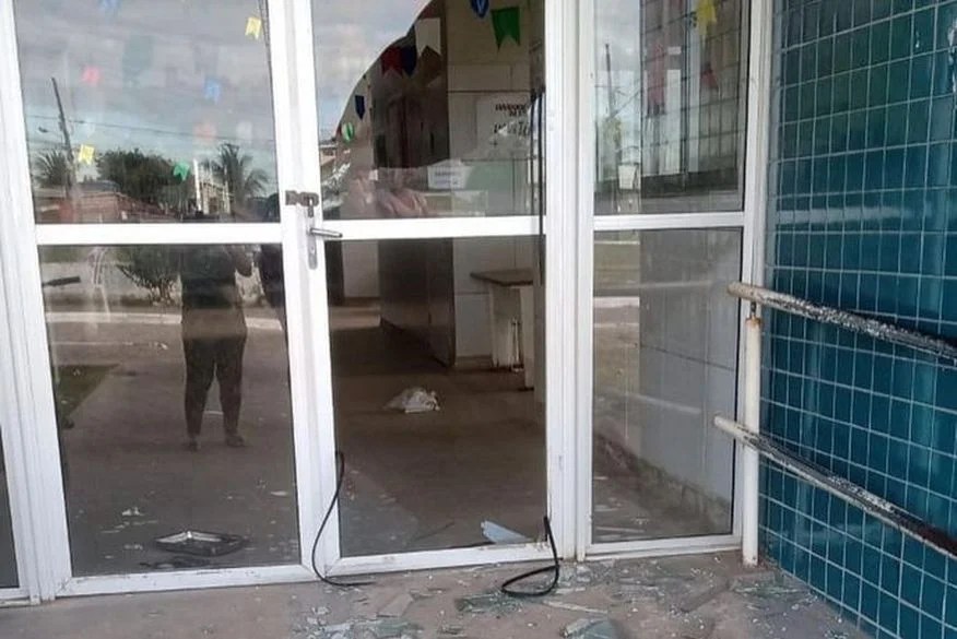 Bandidos invadem USF, destroem portas e fogem levando medicamentos em João Pessoa