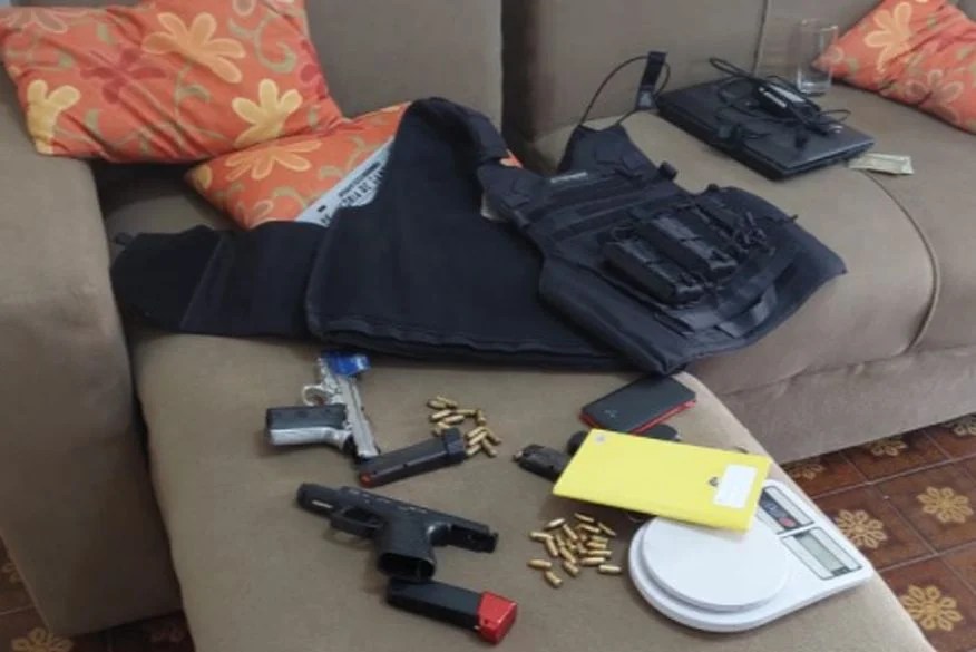 Três homens são presos em João Pessoa suspeitos de envolvimento em homicídios e tráfico de drogas em Pernambuco