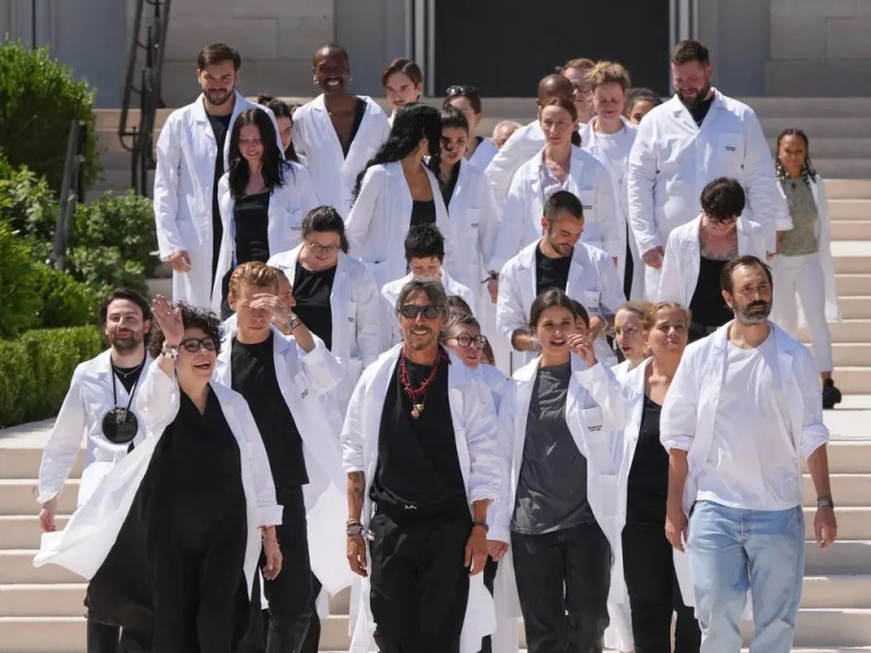 Pierpaolo Piccioli estreia na Balenciaga com coleção que devolve leveza ao volume