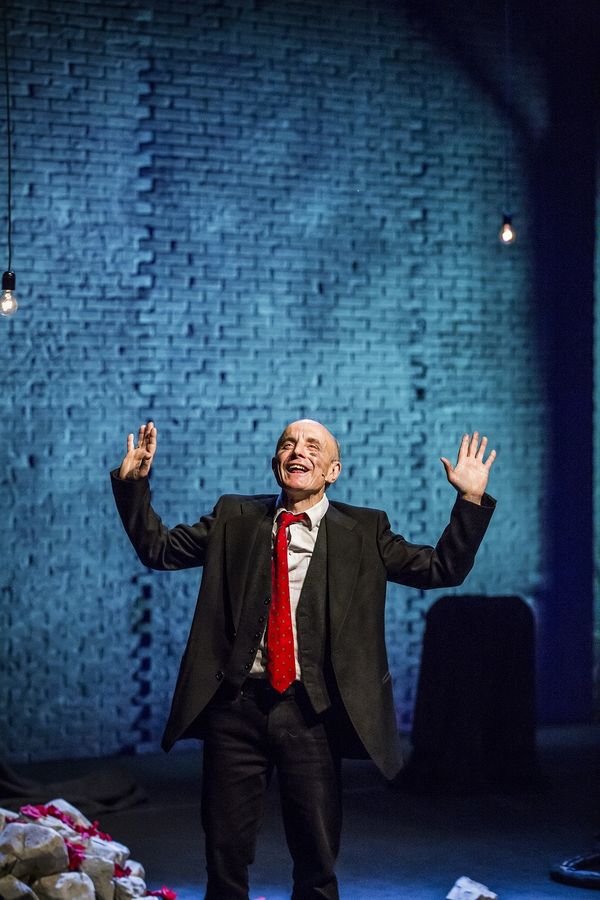 " Da questa parte del mare" da Gianmaria Testa con Giuseppe Cederna regia Giorgio Gallione luci Andrea Violato produzione Produzioni Fuorivia / Teatro Stabile di Torino – Teatro Nazionale in collaborazione con Teatro dell’Archivolto di Genova