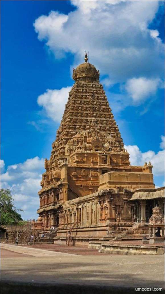 Wide-angle view of Brihadeeswara Temple and its surrounding structures, highlighting its architectural grandeur.