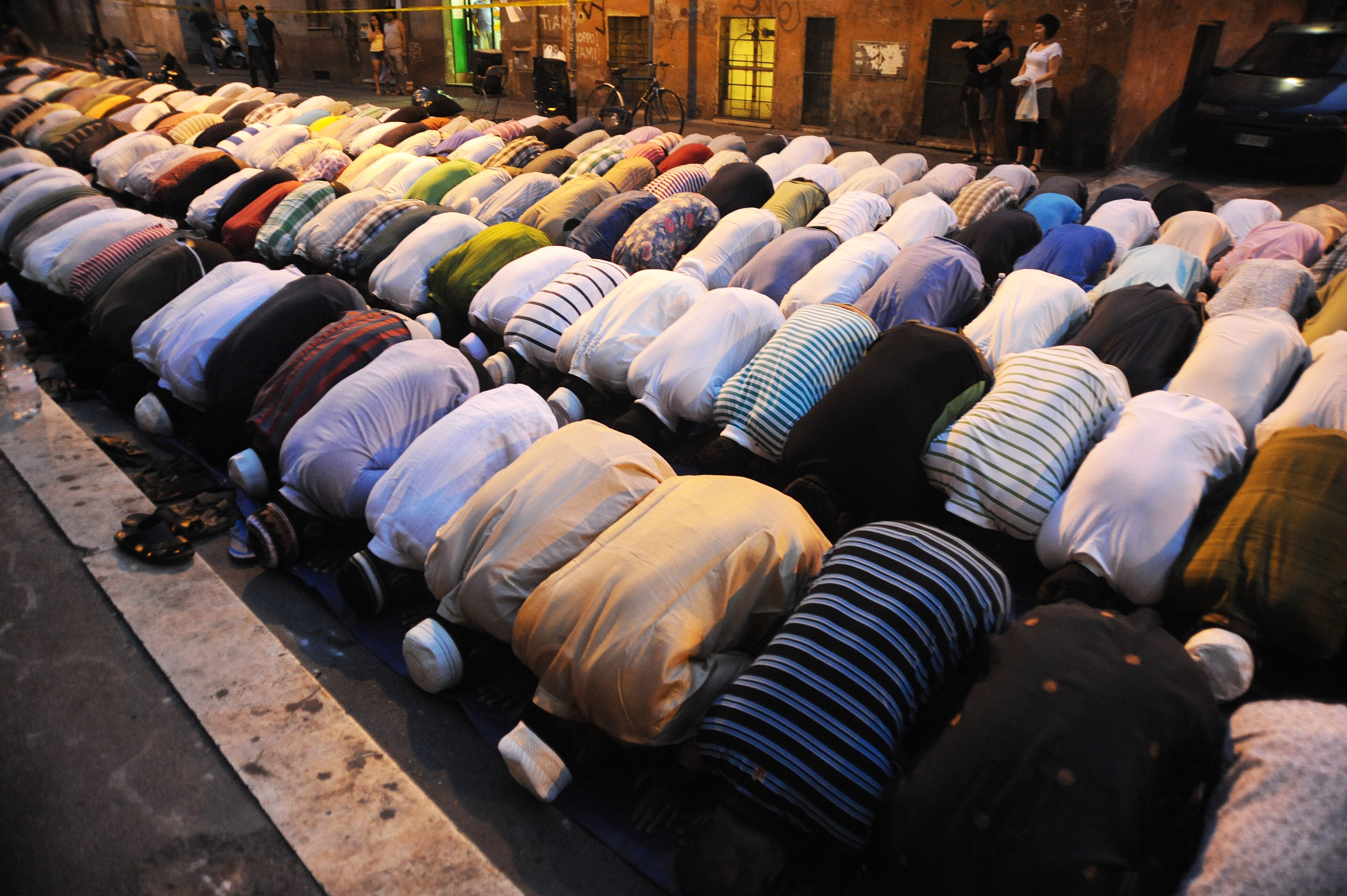 Inilah Syarat Menjadi Imam Dalam Sholat Berjamaah - Umroh.com
