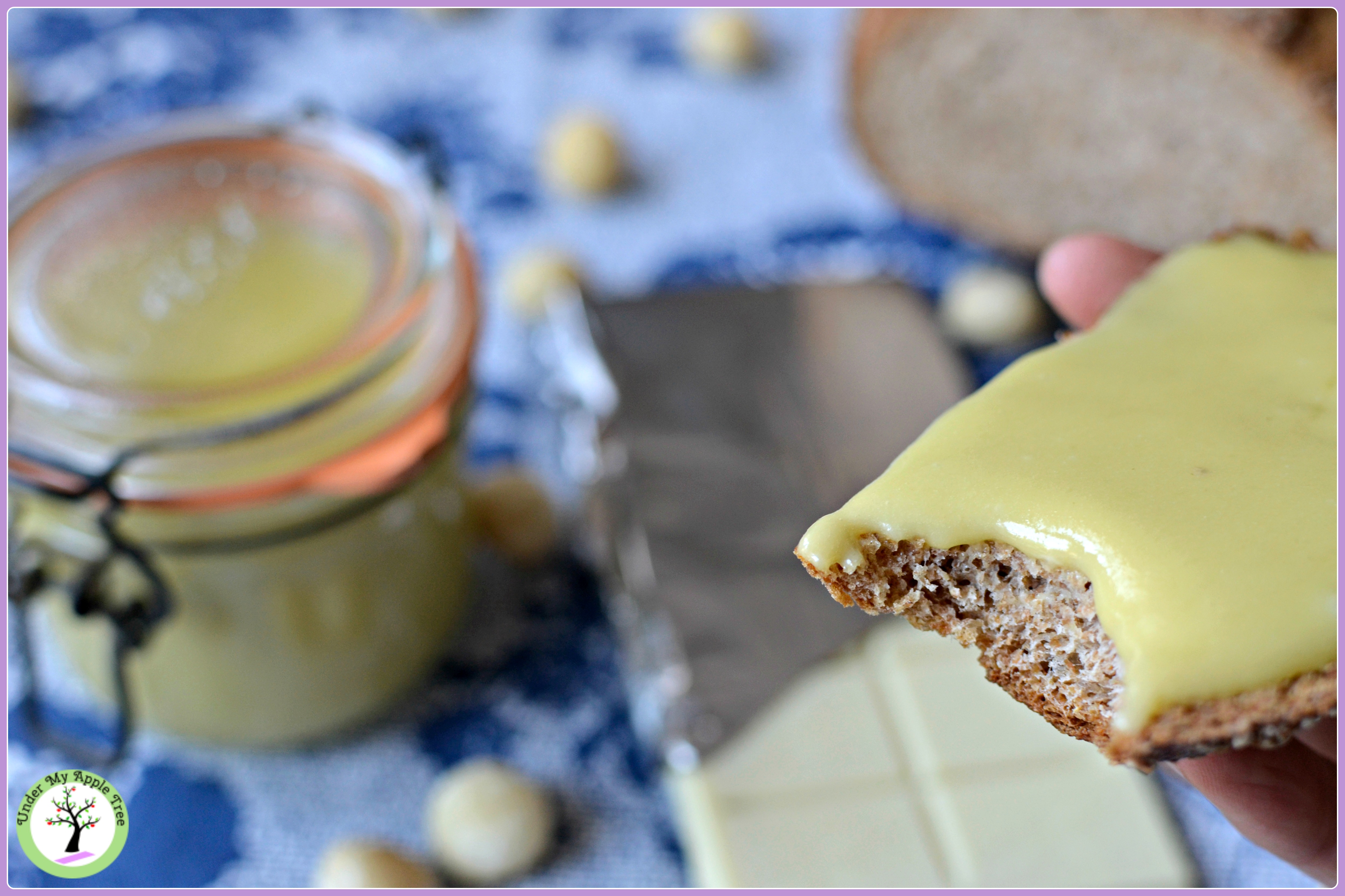 Pâte à tartiner aux noix de macadamia, huile de pistache et chocolat blanc.