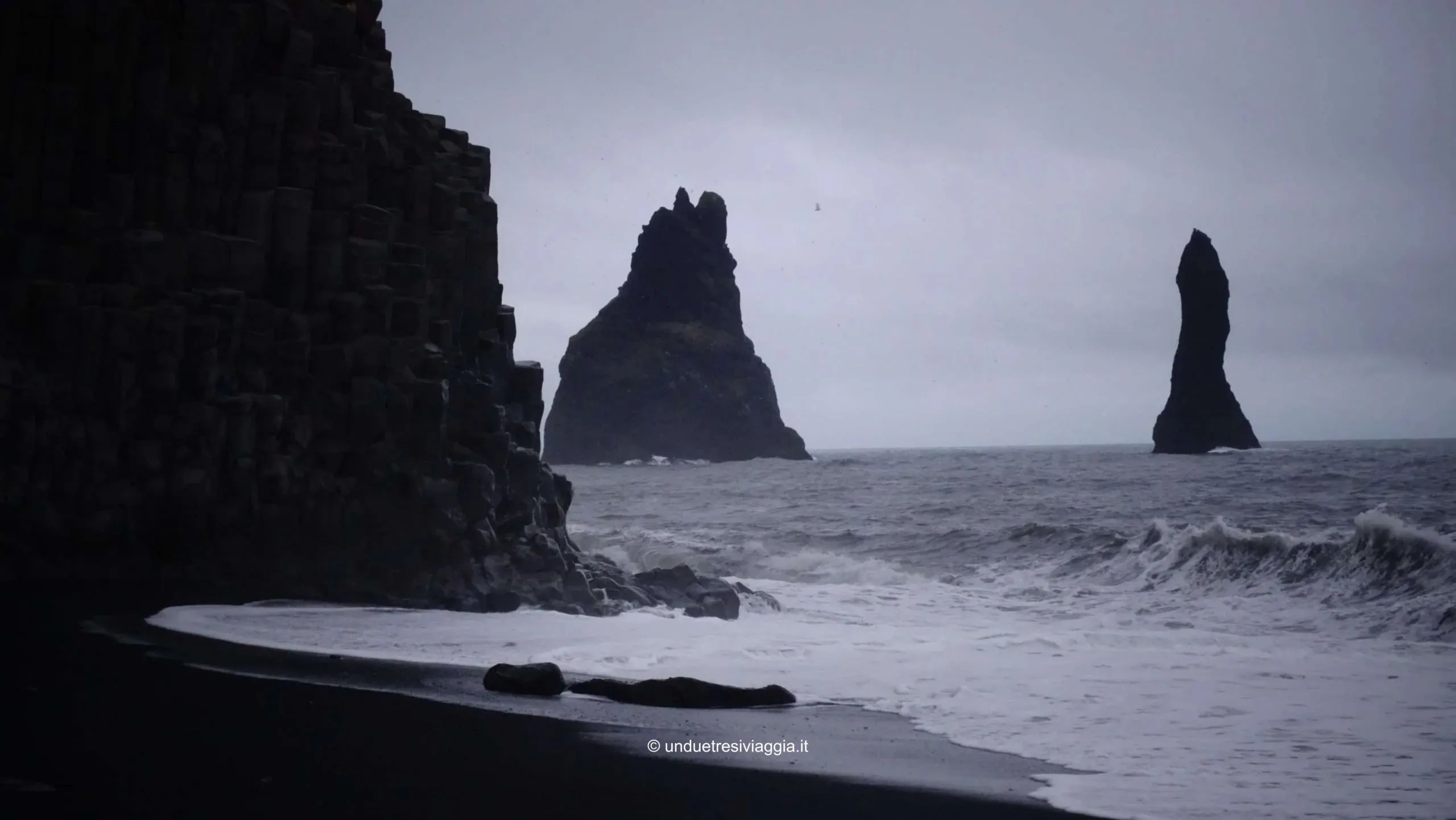 vik, vik i myrdal, spiaggia nera vik, spiaggia nera islanda, spiaggia nera islanda dove si trova, spiaggia pericolosa islanda, reynisfjara, cosa fare in islanda, cosa vedere in islanda, europa, islanda, islanda on the road, noleggio auto islanda, on the road, viaggi, viaggio, vik come arrivare, vik islanda