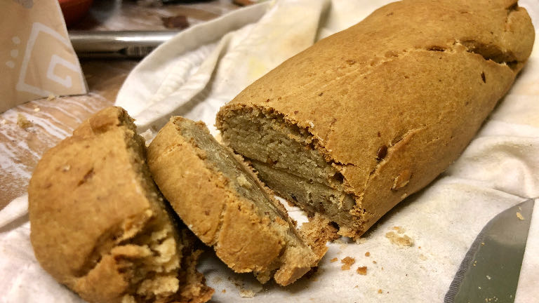 pain gourmand à la farine de coco, tout juste sorti du four et coupé en tranches