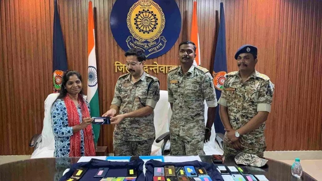 CG: SP ने गुम हुए मोबाइलों को उनके मालिकों को वापस लौटाया