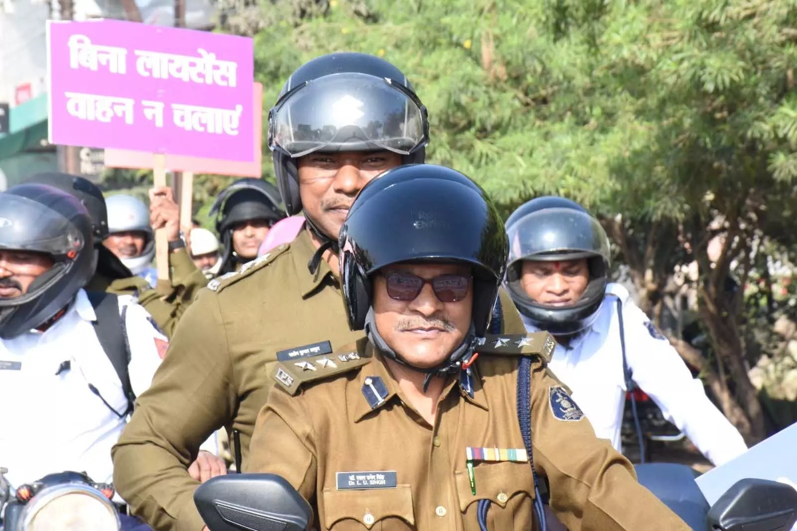 एसएसपी डॉ. लाल उमेंद सिंह स्वयं बाईक चलाकर हेलमेट पहनकर कर वाहन चलाने दिया संदेश