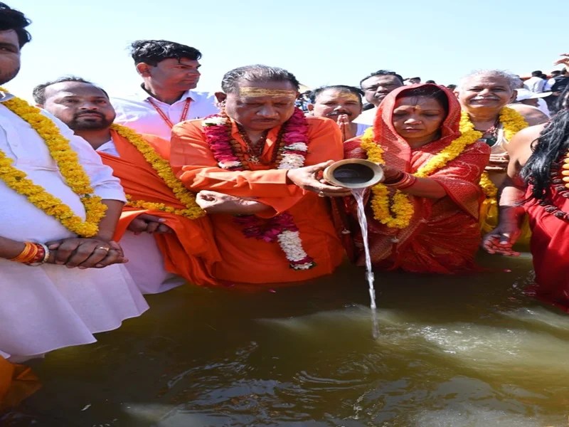 मुख्यमंत्री श्री विष्णुदेव साय ने लगाई आस्था की डुबकी