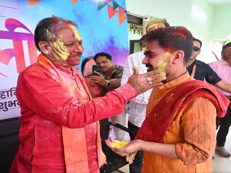 मुख्यमंत्री साय ने अपने गृह ग्राम बगिया में ग्रामीणों संग हर्षोल्लास से मनाई होली