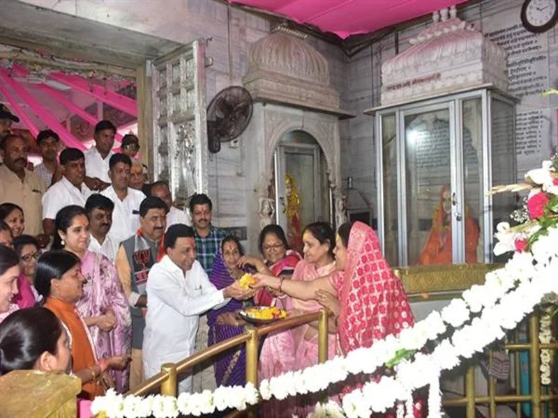 महिला दिवस पर मंदिर की आरती सहित समस्त व्यवस्थाएं महिलाओं ने संभाली