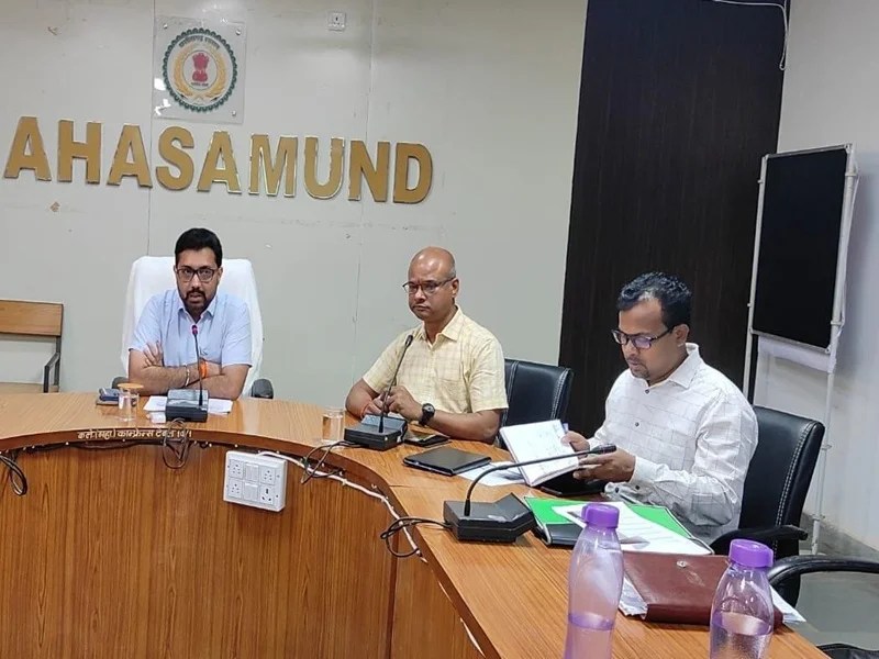 वीडियो कॉन्फ्रेंसिंग के माध्यम से सभी राजस्व अधिकारी की ली बैठक : महासमुंद