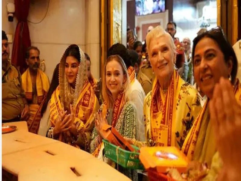 एलन मस्क की मां के साथ सिद्धिविनायक मंदिर में जैकलीन फर्नांडिस
