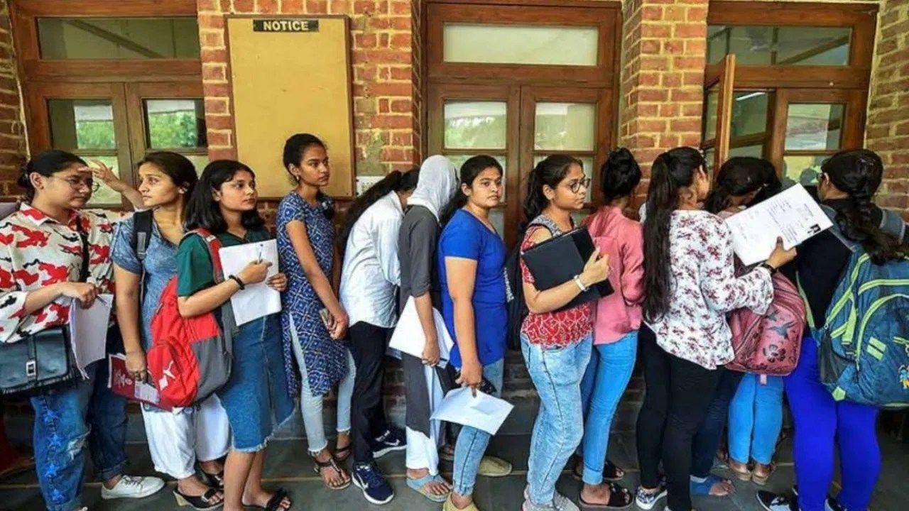 हंसते-खेलते मिल सकती है डिग्री! जानिए दुनिया के 10 सबसे आसान कोर्स