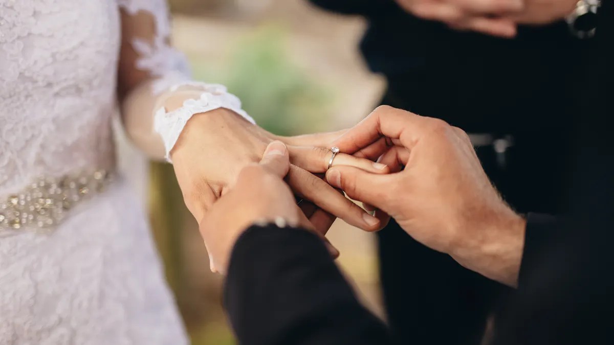 शादी से पहले सच्चाई ने उड़ाए होश! ब्वॉयफ्रेंड के पिता अफेयर का हिस्सा