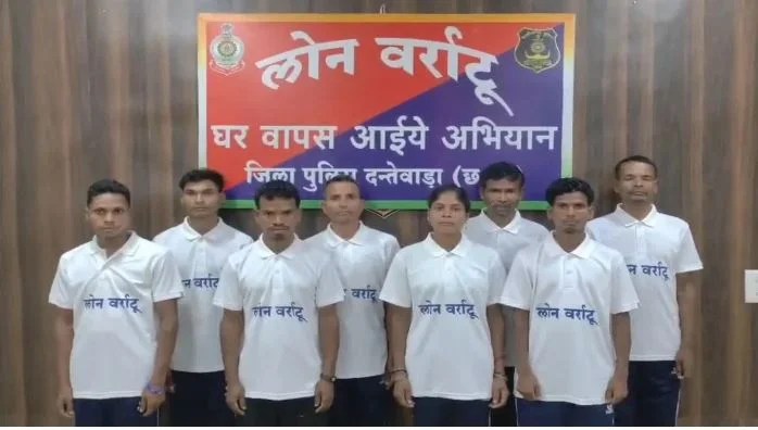 Surrender News : 2 इनामी नक्सलियों समेत 8 ने छोड़ा हिंसा का रास्ता, SP के सामने किया सरेंडर