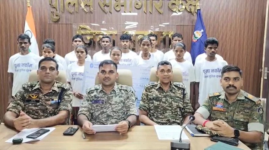 Surrender News : 5 महिलाओं समेत 14 नक्सलियों ने किया सरेंडर, 16 लाख का इनाम था घोषित