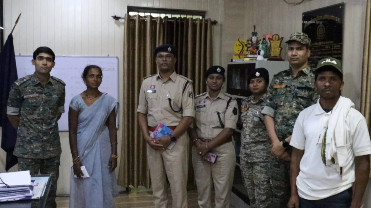 Surrender News : 16 लाख के इनामी नक्सली दंपत्ति ने किया आत्मसमर्पण, कई बड़े मामलों में थे शामिल