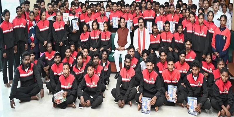 खूब पढ़ें और आगे बढ़ें, सरकार आपके साथ है- मुख्यमंत्री