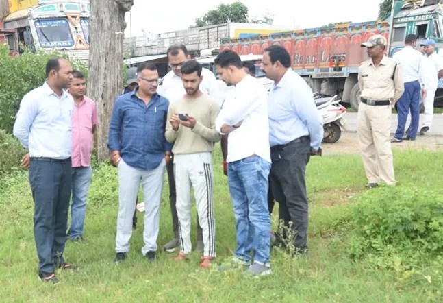 डिजिटल क्रॉप सर्वे का निरीक्षण करने ग्राम सोनपुर पहुंचे कलेक्टर