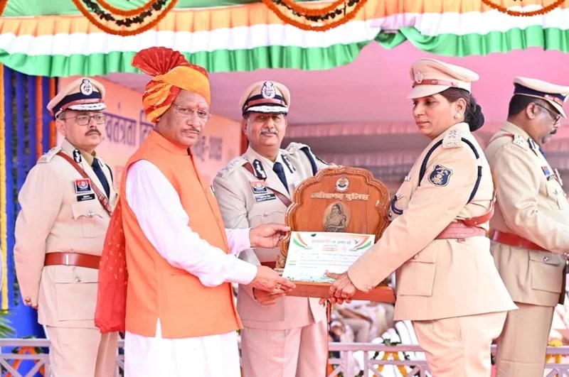 मुख्यमंत्री ने 35 पुलिस अधिकारियों एवं जवानों को पदकों से किया सम्मानित