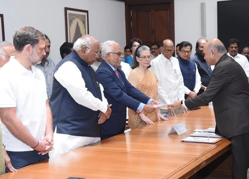 इंडिया गठबंधन के कैंडिडेट सुदर्शन रेड्डी ने भरा उपराष्ट्रपति का नामांकन