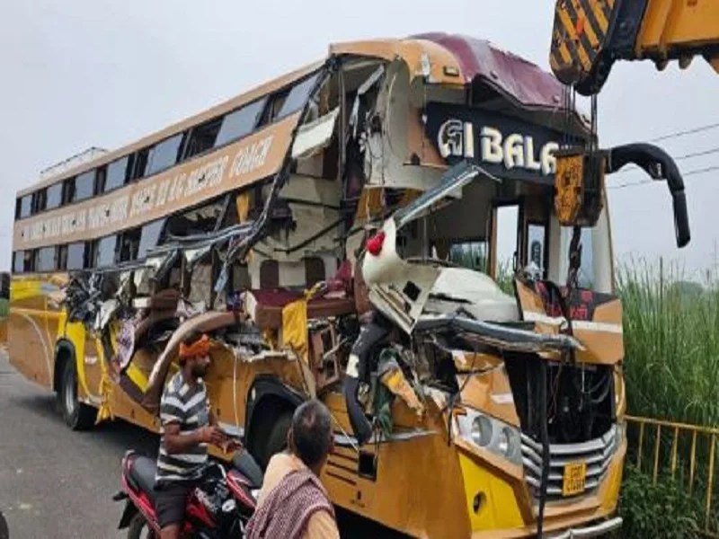 ट्रेलर से टकराई छत्तीसगढ़ के दर्शनार्थियों की बस, चार की मौत; नौ लोग घायल
