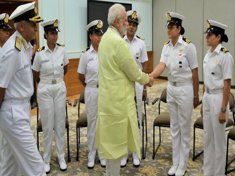 महिला नौसेना अधिकारियों के लिए गौरवपूर्ण पल , PM मोदी ने की तारीफ