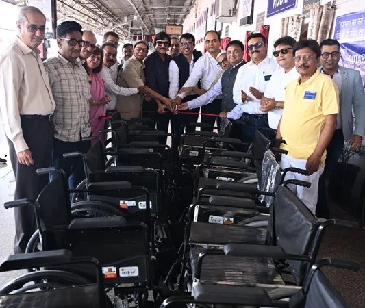 रोटरी ने दस व्हील चेयर रेलवे स्टेशन के यात्रियों की सुविधा के दान किये