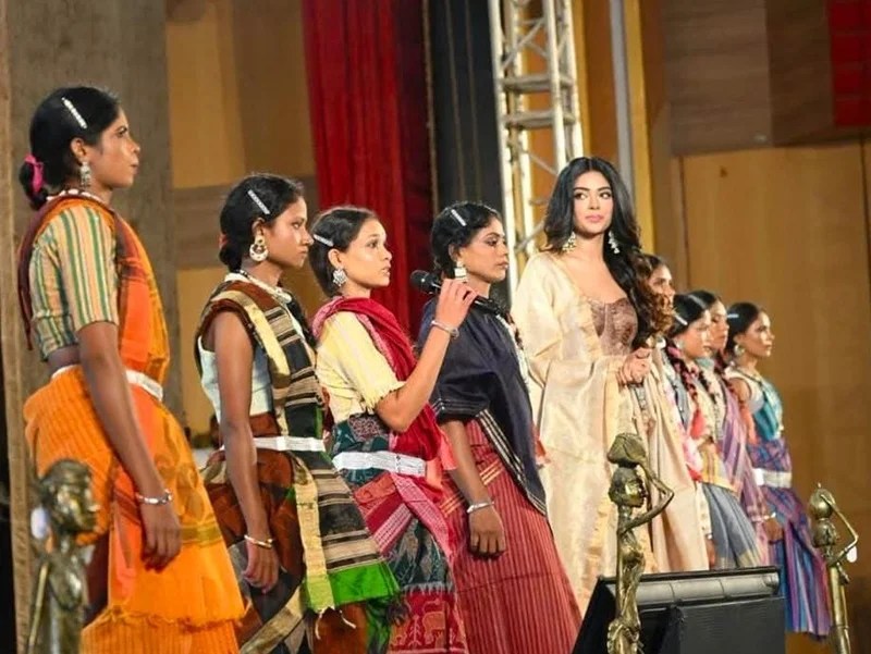 मुख्यधारा में लौटीं आत्मसमर्पित महिलाओं ने रैंप पर बिखेरा आत्मविश्वास