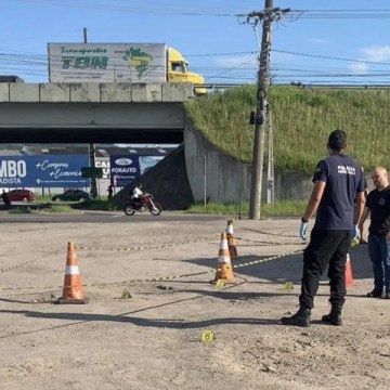 Jovem é baleado durante discussão em posto de combustível em Tubarão