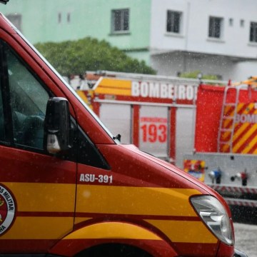 Veículo pega fogo na BR-101 em Jaguaruna