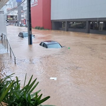 Chuva intensa provoca caos no litoral de SC e mobiliza bombeiros em cinco cidades Chuva intensa provoca caos no litoral de SC e mobiliza bombeiros em cinco cidades