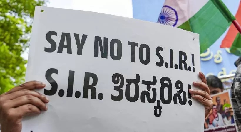 കർണാടകയിൽ വിചിത്ര സംഭവം; തങ്ങൾ മരിച്ചെന്ന് കാണിച്ച് വോട്ടർ പട്ടികയിൽ നിന്ന് പേര് നീക്കാൻ അപേക്ഷ നൽകിയത് ജീവിച്ചിരിക്കുന്ന 37 പേർ