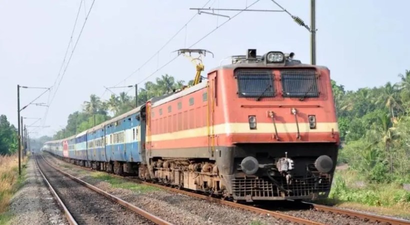 ട്രെയിനിൽ ഉച്ചത്തിൽ പാട്ടുവെച്ചാൽ ഇനി 1000 രൂപ പിഴ; കർശന നടപടിയുമായി ഇന്ത്യൻ റെയിൽവേ