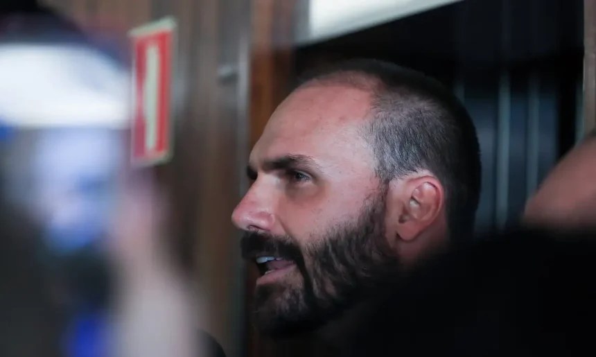 Cadeia cheganso: Moraes afirma que Eduardo Bolsonaro dificulta notificação e autoriza citação por edital Cadeia cheganso: Moraes afirma que Eduardo Bolsonaro dificulta notificação e autoriza citação por edital