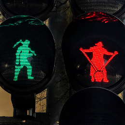 Bergmann Henner als grünes Ampelmännchen, Hüttenmann Frieder als rotes Ampelmännchen. Henner und Frieder in Siegen.