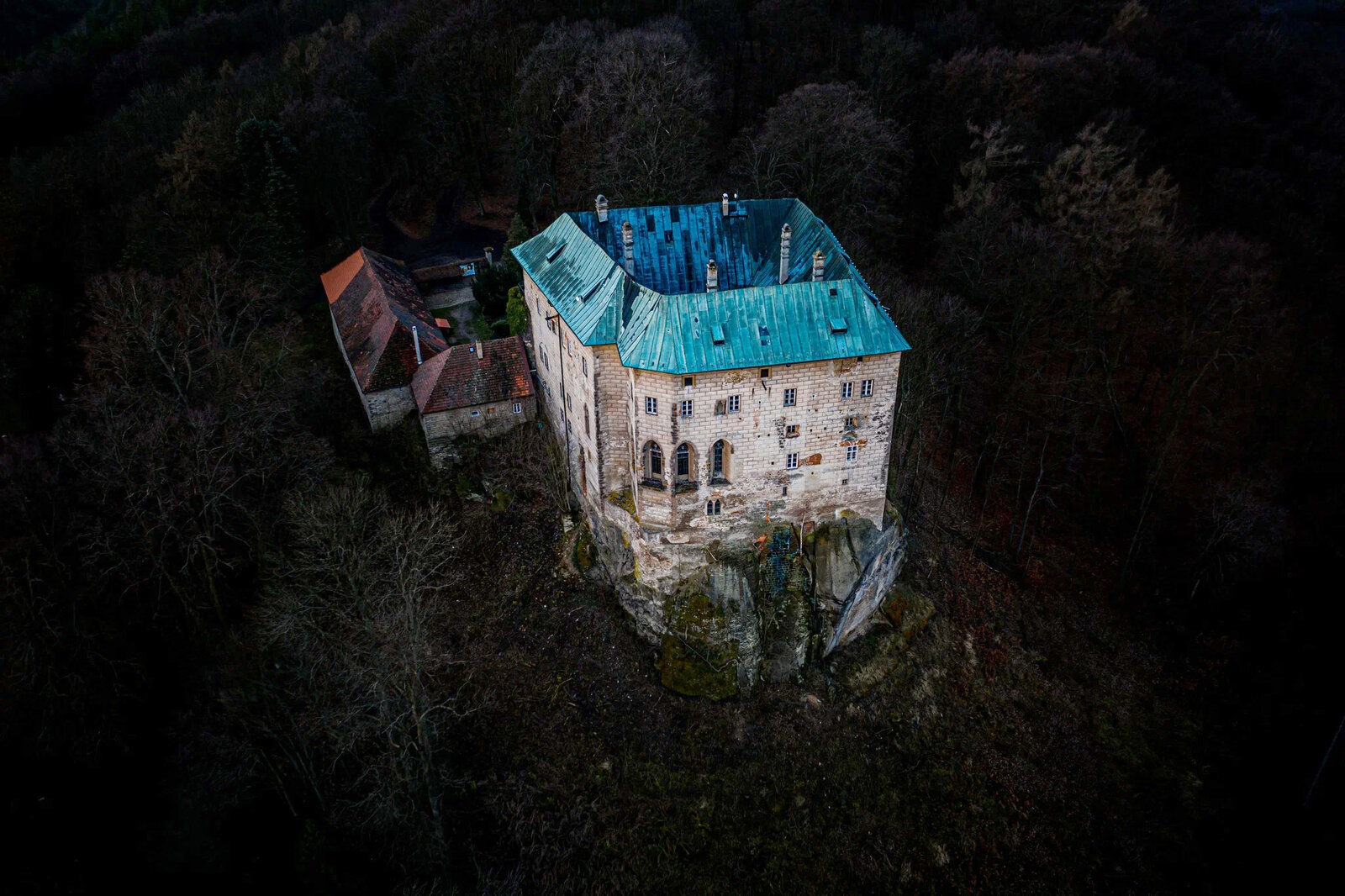 At first glance, the building may seem unremarkable, but it hides many mystical secrets. Rumor has it that beneath Houska Castle lies an entrance to Hell. Photo: mareksaroch.cz / Shutterstock / Fotodom