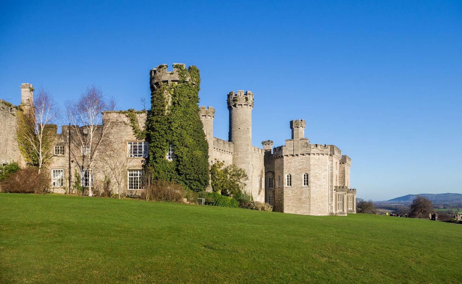 The castle, built from local limestone, is notable for its numerous tall towers and crenellated walls. Photo: sosn-a / Shutterstock / Fotodom 