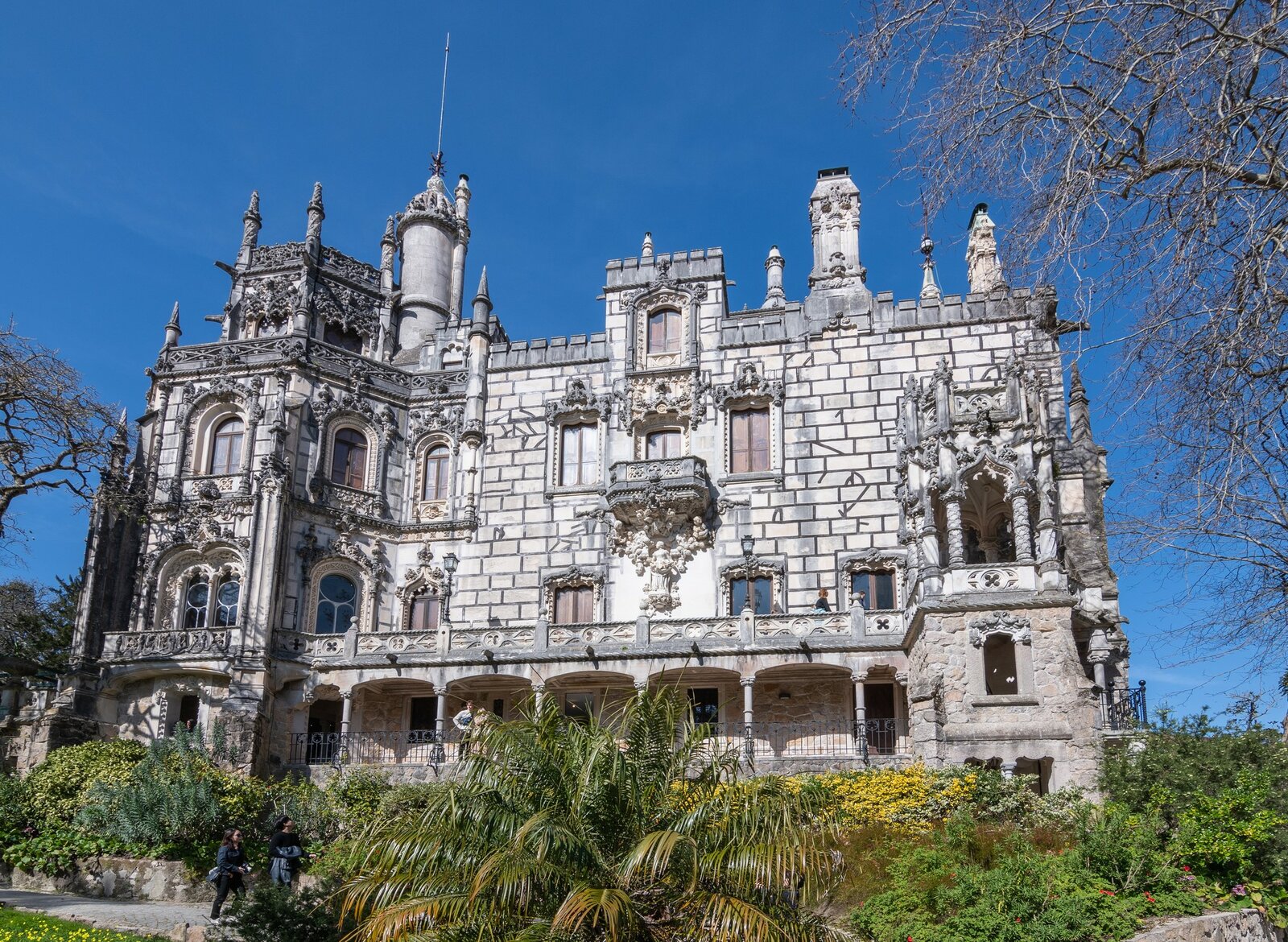 On the façade, you can see alchemical, esoteric, religious, and Masonic symbols, the emblems of the Templar and Rosicrucian orders, as well as numerous statues of mythical creatures. Photo: Vitaly Krivchikov / Shutterstock / Fotodom