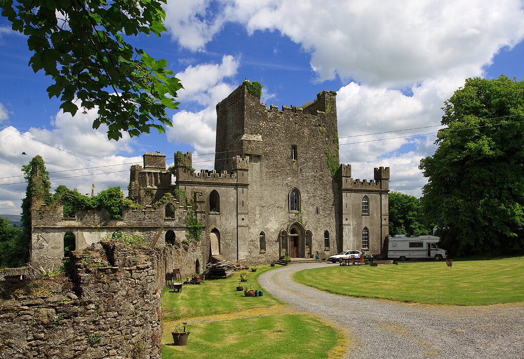 The castle resembles a crenellated Gothic tower with two side extensions. Photo: Mike Searle / Wikimedia