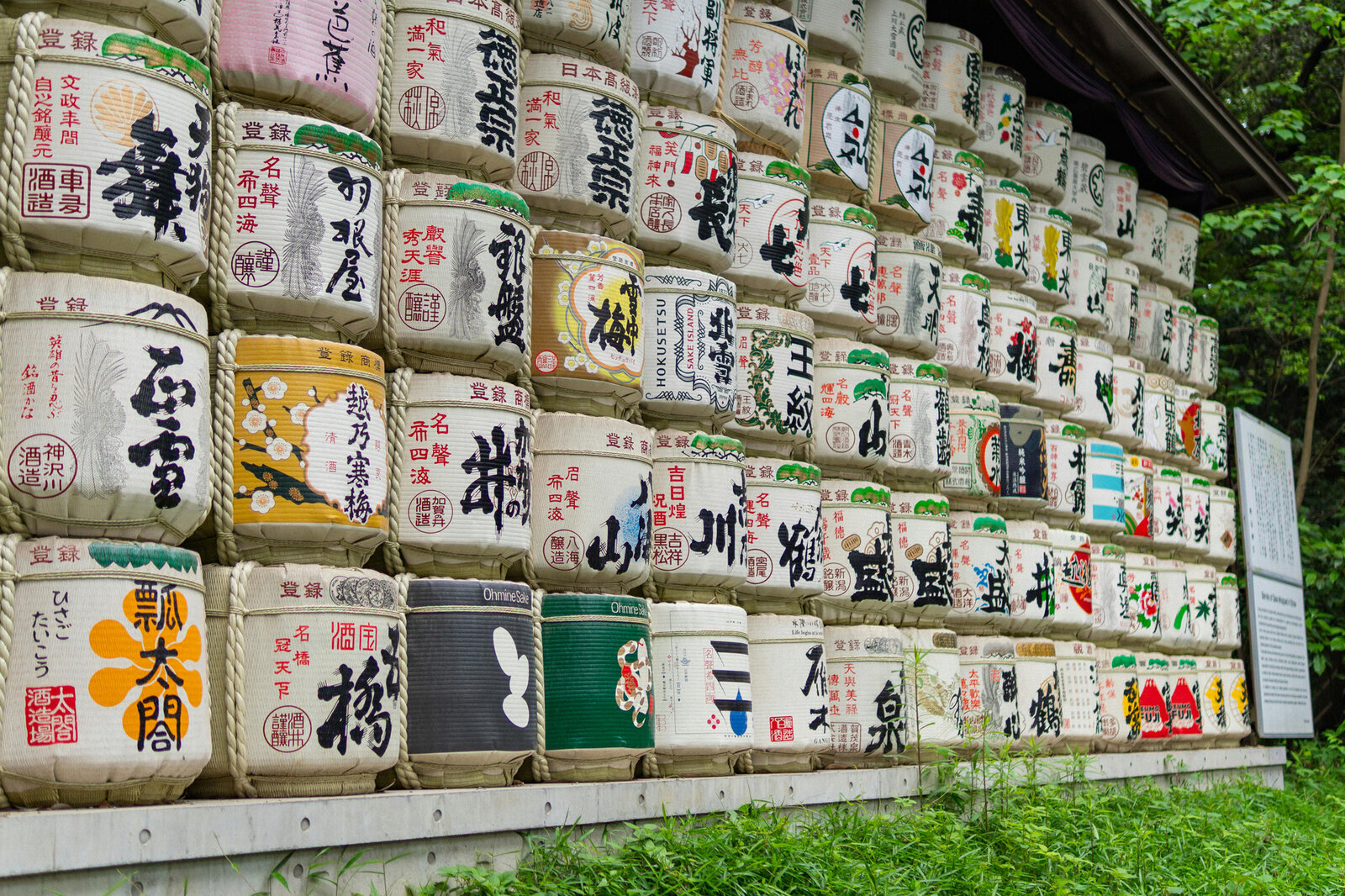 In Meiji Shrine’s garden, there is a wall of wooden sake barrels. Various sake producers donate them to the shrine in honor of Emperor Meiji. Photo: Pexels. 