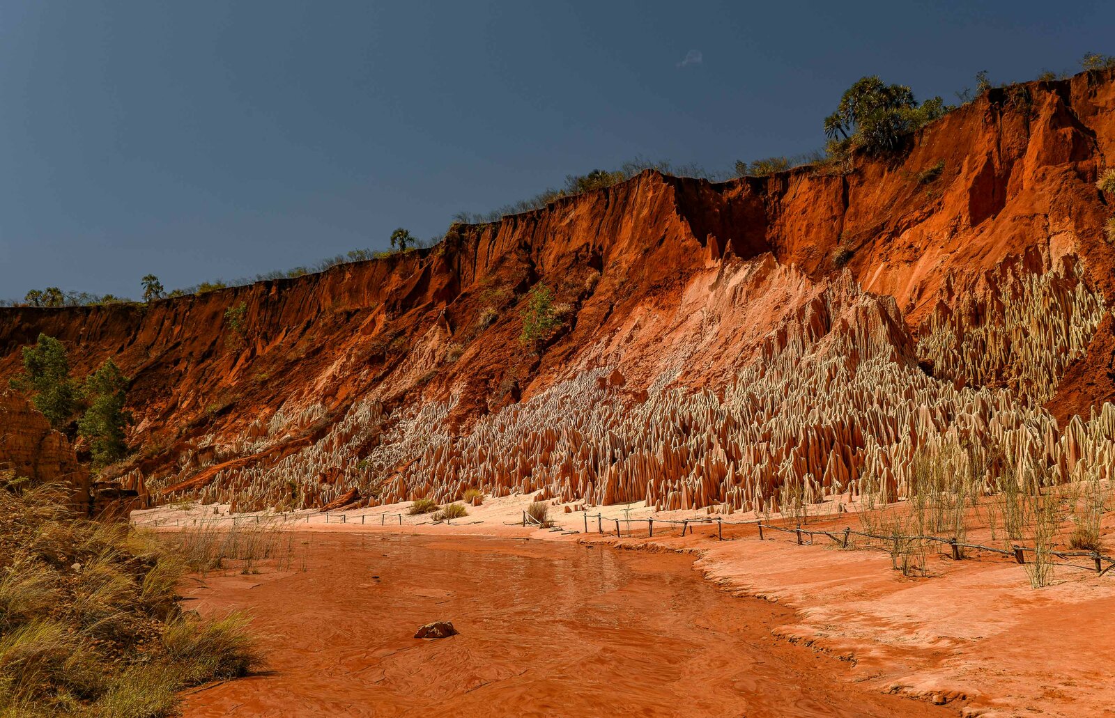 The formations are made of earth, sand, quartz, and iron, making them fragile and likely to disappear over time. Photo: Rod Waddington / Wikimedia