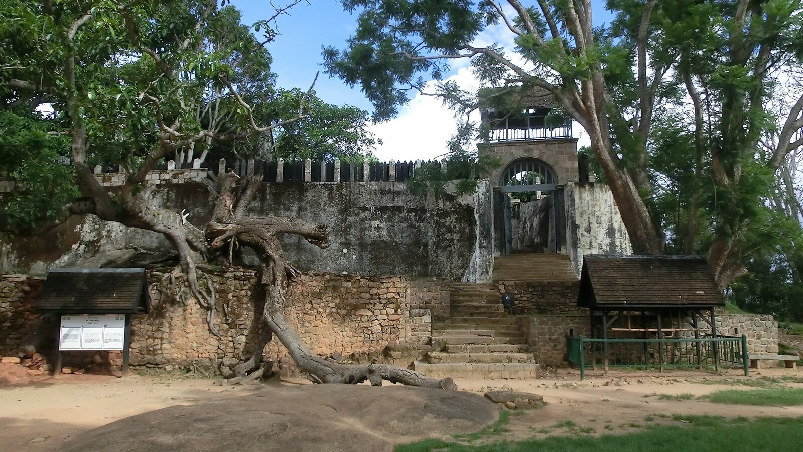 The royal complex is entered through roughly fourteen stone gateways. Photo: Jose Antonio / Wikimedia