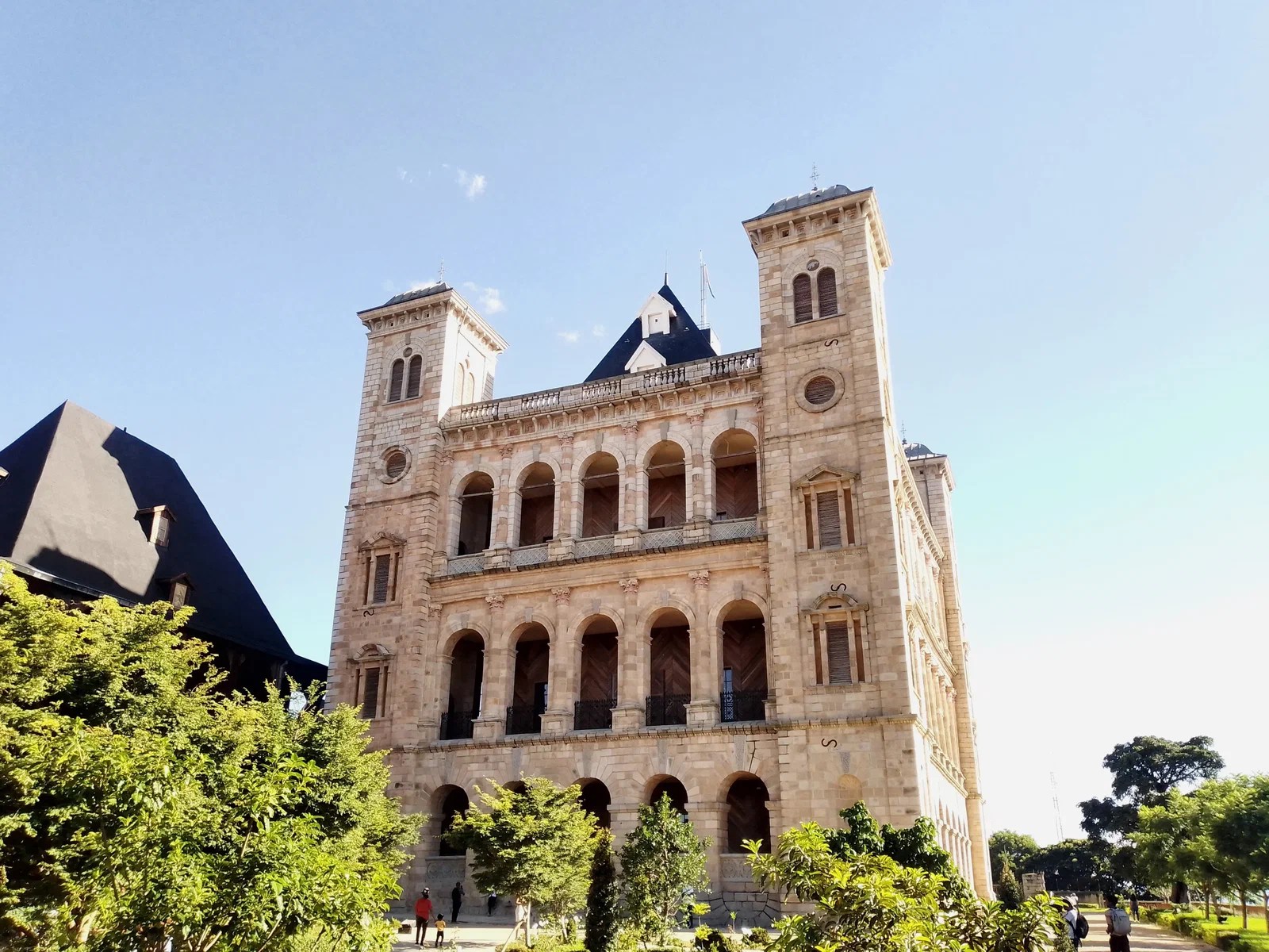 The palace is framed by four corner towers. Photo: Dalbergiaada / Wikimedia