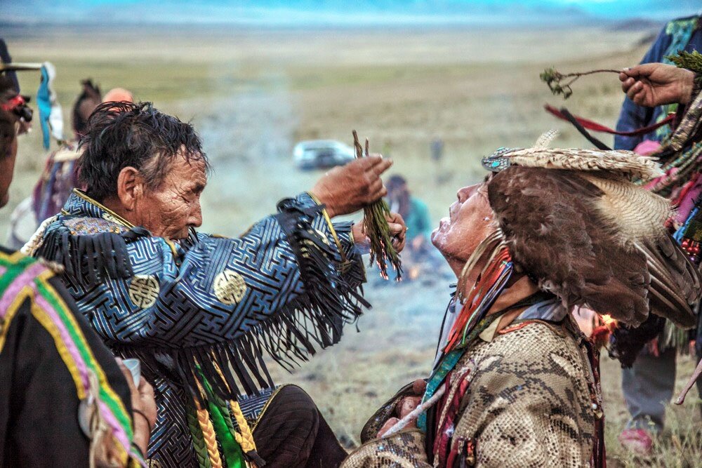 Kams can imitate the voices of birds and animals, skillfully play the drum, and address gods and spirits. A shaman’s qualifications are determined by these abilities. Photo: Tuva.Asia