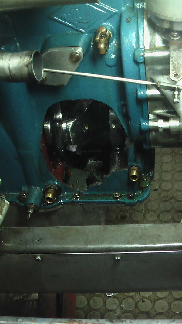 Loch in der Motorwand