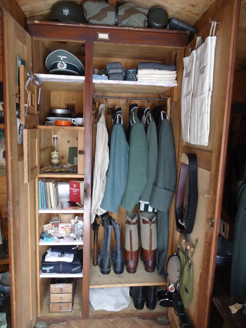 Der drehtürenschrank sprint best price bietet alles, was man zum übersichtlichen verstauen benötigt. Who needs a bayonet holder for the locker? - Wehrmacht
