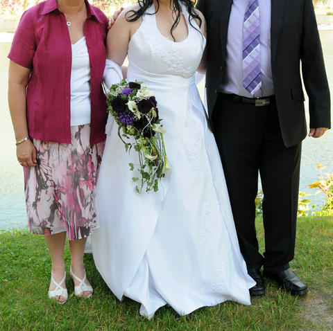 Kleid Fur Brautmutter 2 Verschiedene Themen Brautkleider Make Up Frisuren Ringe Hochzeitsforum