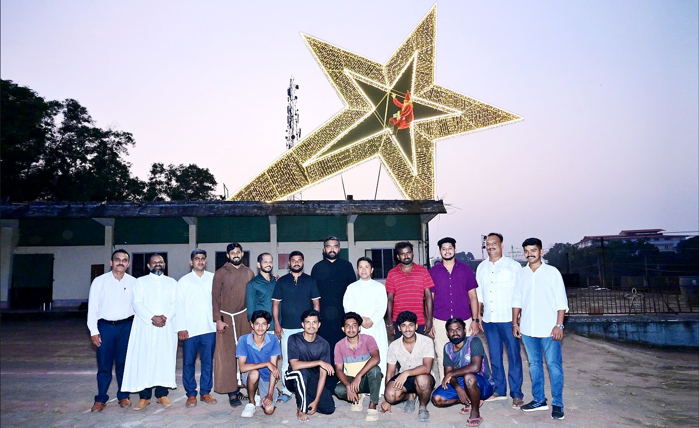 ನೆಲ್ಯಾಡಿ: 42 ಅಡಿ ಎತ್ತರದ ದಕ್ಷಿಣ ಕನ್ನಡದ ಅತಿ ದೊಡ್ಡ ಕ್ರಿಸ್ಮಸ್ ನಕ್ಷತ್ರ — ಎಸ್‌ಎಂವೈಎಂ ಯುವಕರ ಸಾಧನೆ